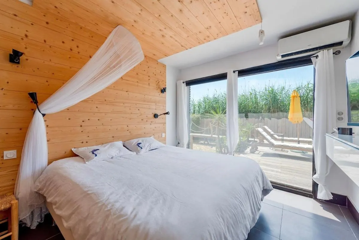 Villa 3 Chambres, Vue Mer, Premiere Ligne, Piscine, Plage A Pieds Hyeres 0*,  France